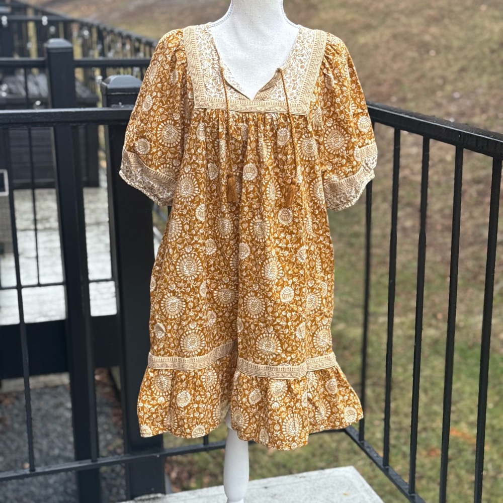 Old Navy Gold and Cream Women's Dress Size Medium